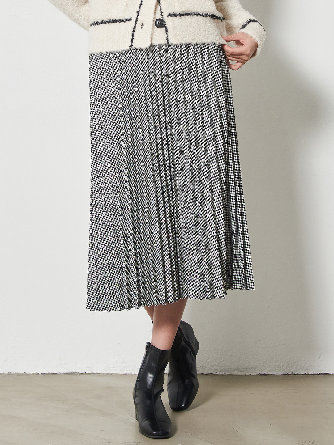 8seconds Women Black & White Self Design A-Line Pleated Skirt