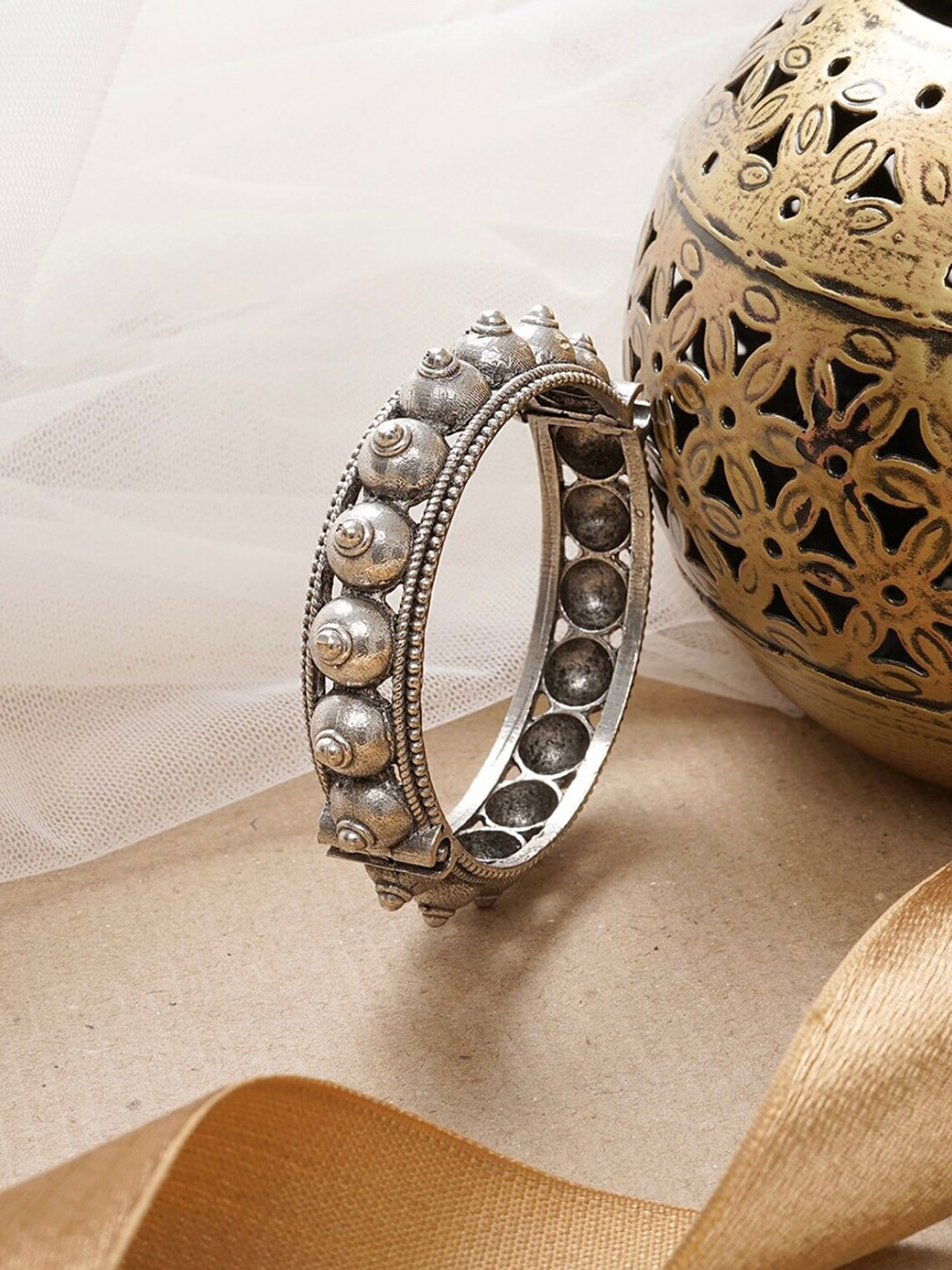 VENI Women Silver-Plated Oxidised Brass Bangles