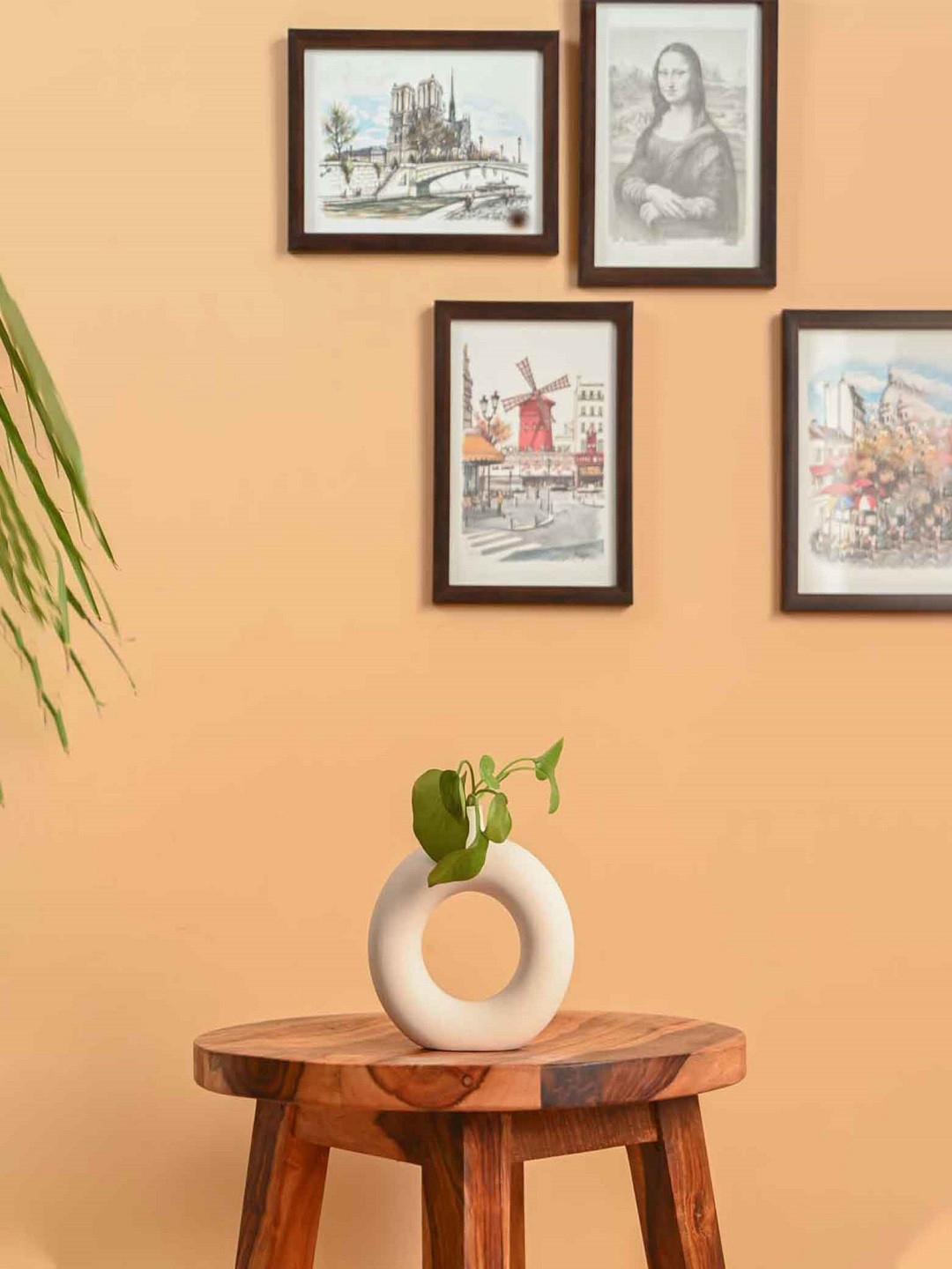 PUREZENTO Grey Solid Donut Shape Vase