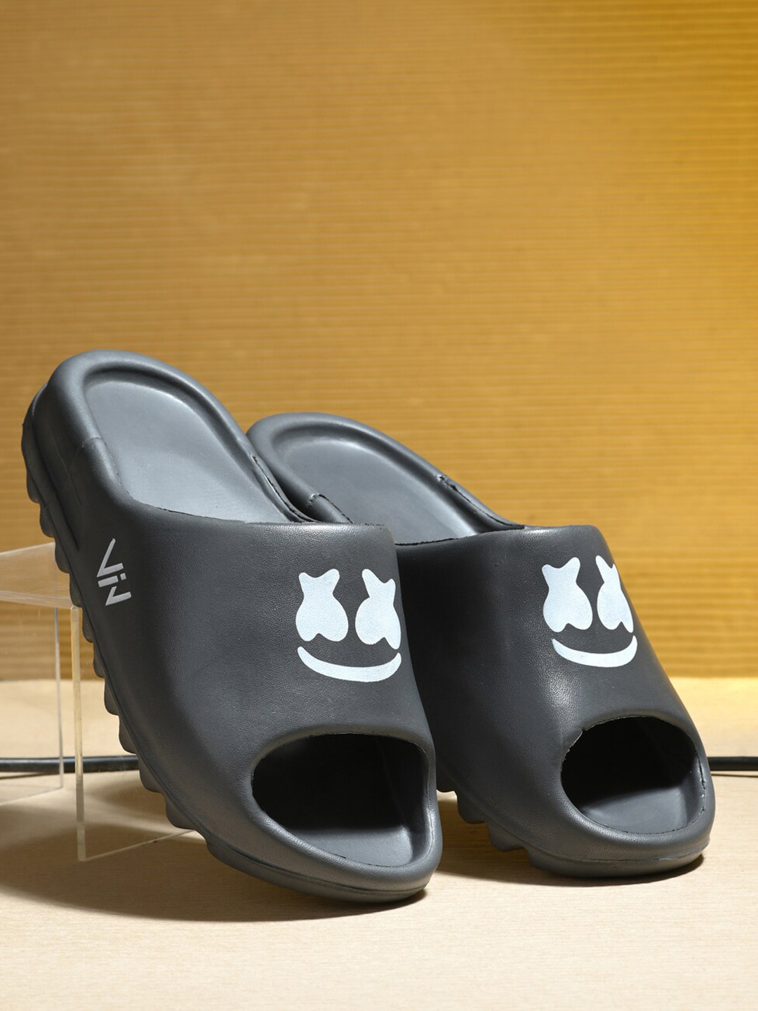 VIV Men Black & White Printed Rubber Sliders