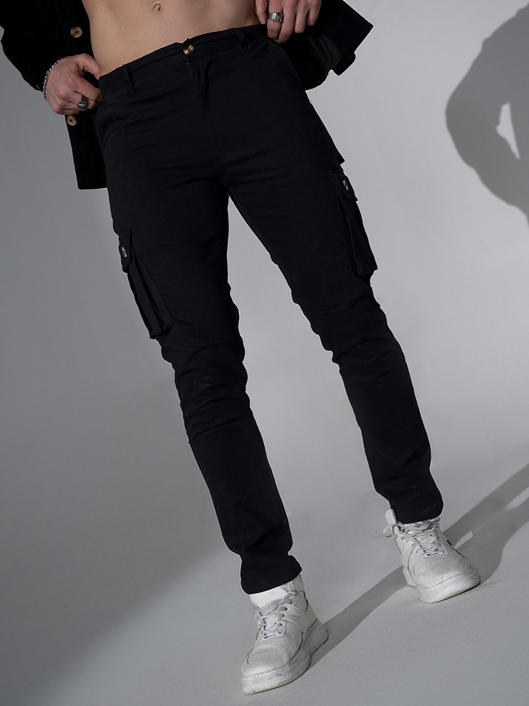 Hubberholme Men Black Comfort Slim Fit Easy Wash Cargos Trousers