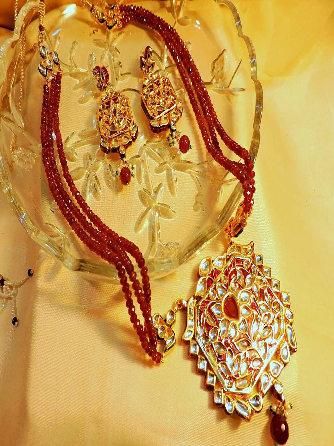 Runjhun Women Gold-Plated Maroon Kundan Studded Jewelry Set