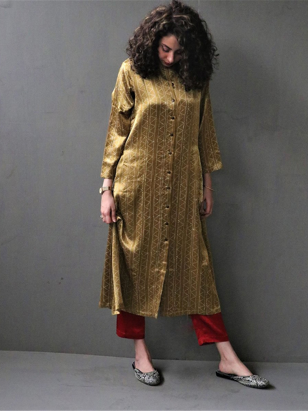 Chidiyaa Women Handprinted Silk Kurta with Trousers