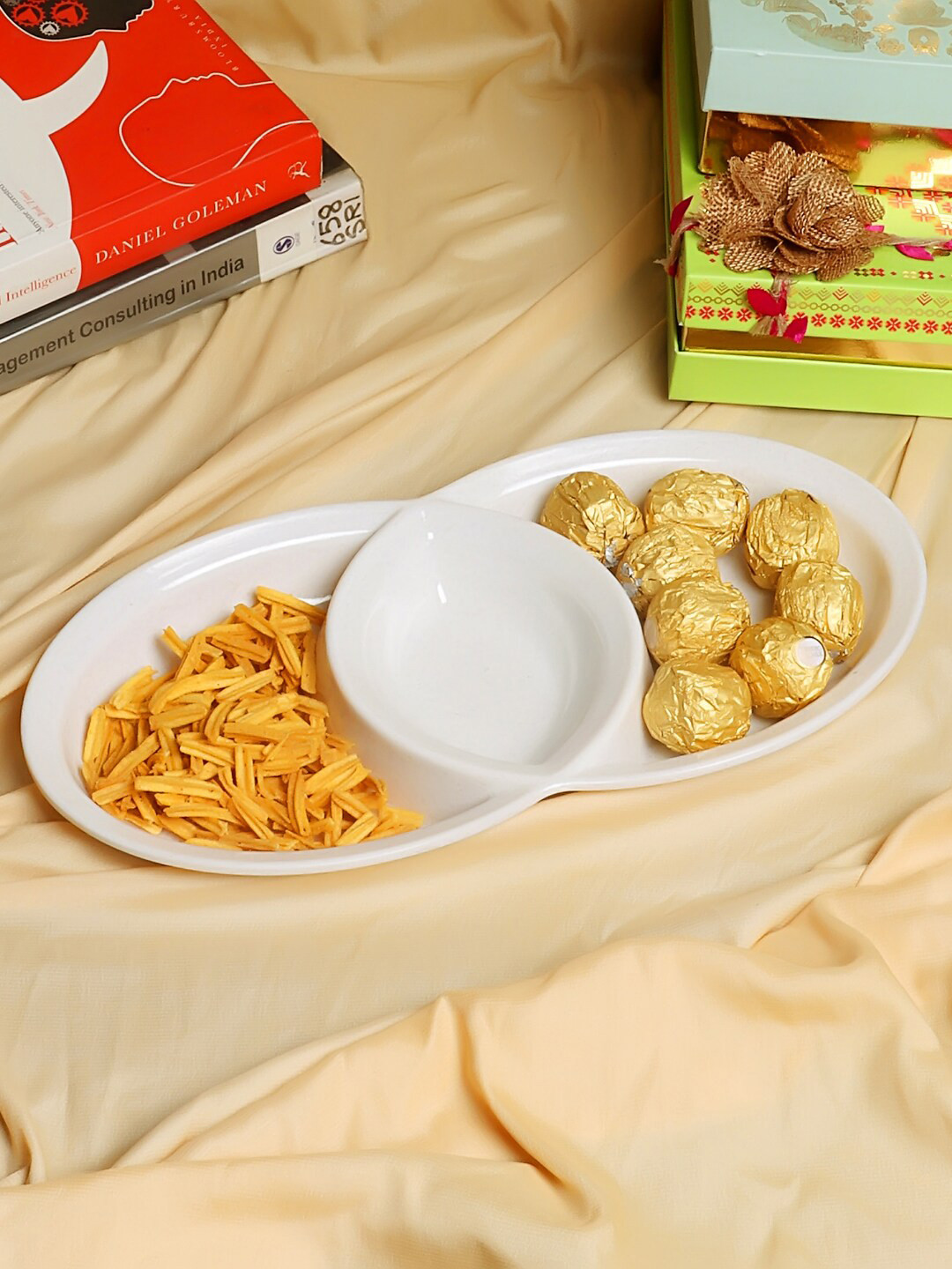 CDI Set Of 4 White Solid Oval Shaped Platter With Dip Bowel