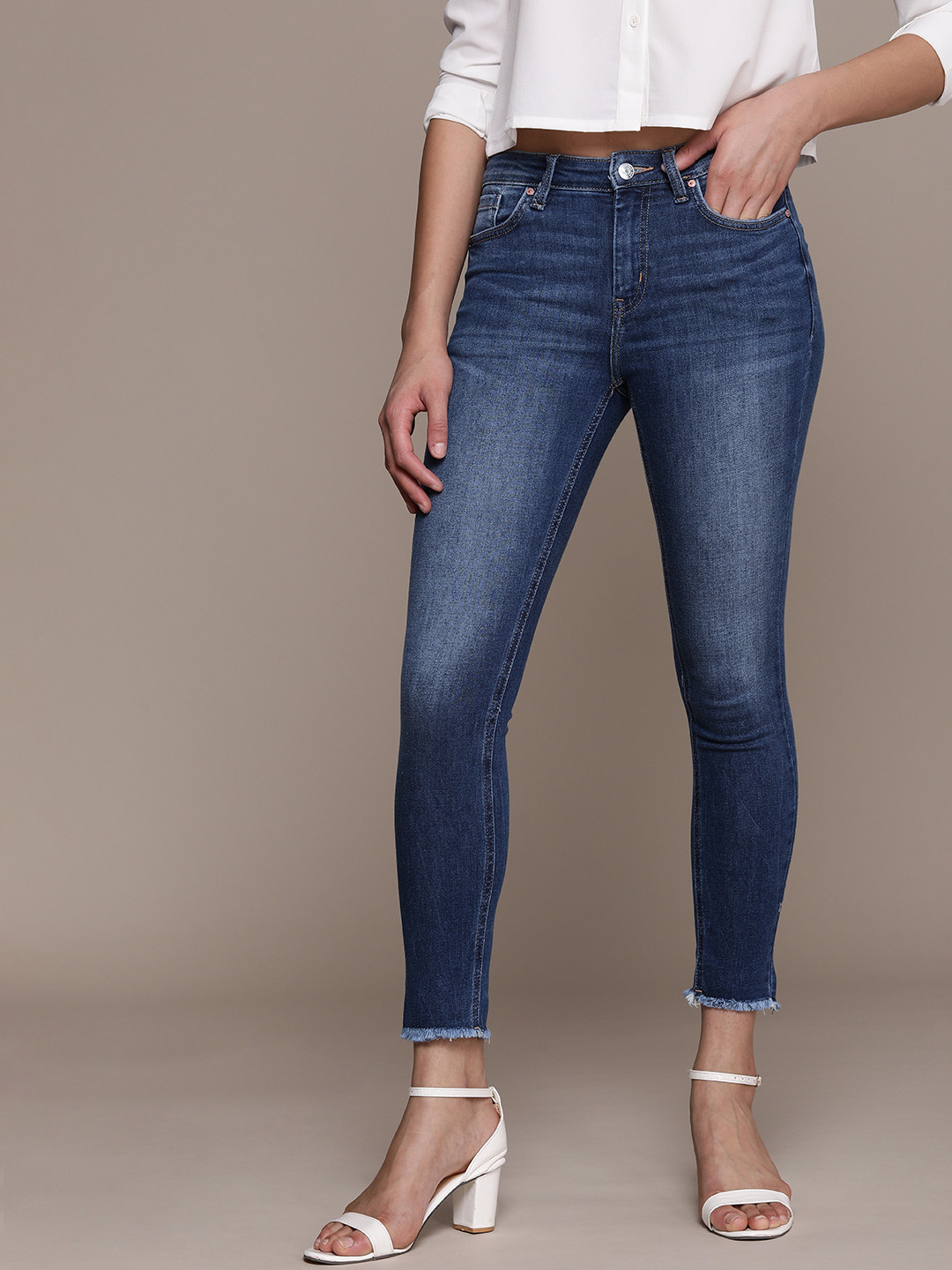 MANGO Women Blue Light Fade Bleached Stretchable Cropped Frayed Denim Jeans