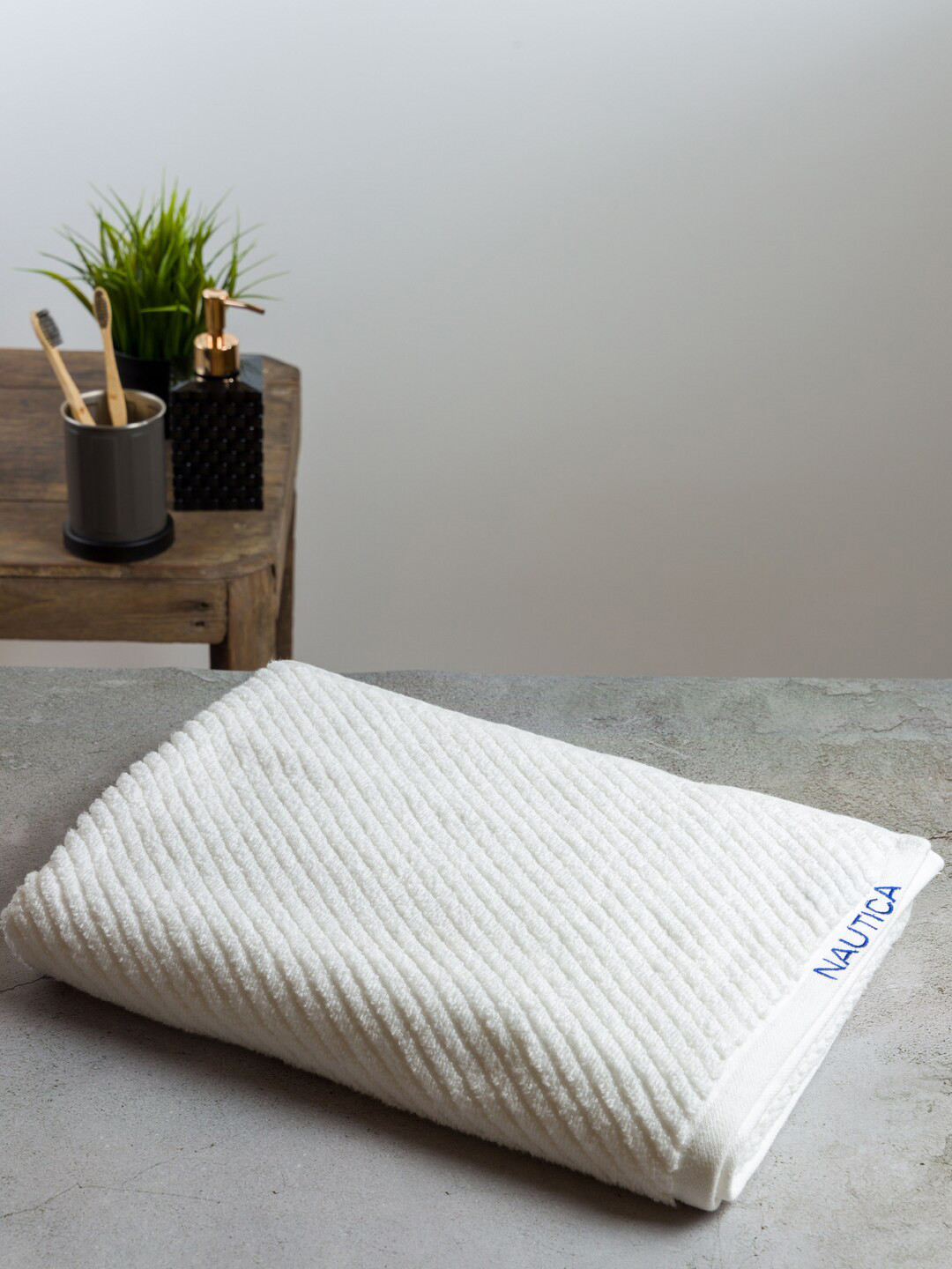Nautica White Solid Pure Cotton 600 GSM Bath Towels
