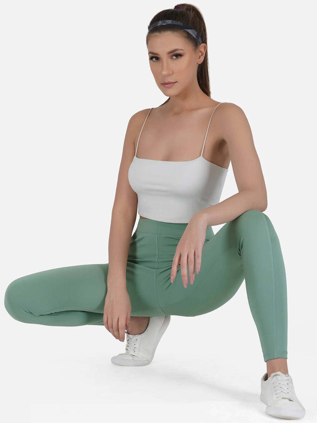 IMPERATIVE Women Green Solid Slim-Fit Tights