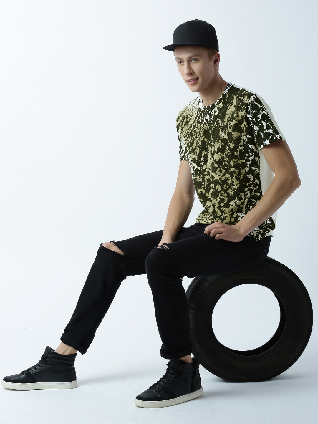 Huetrap Men White & Green Printed Regular Fit Round Neck T-shirt