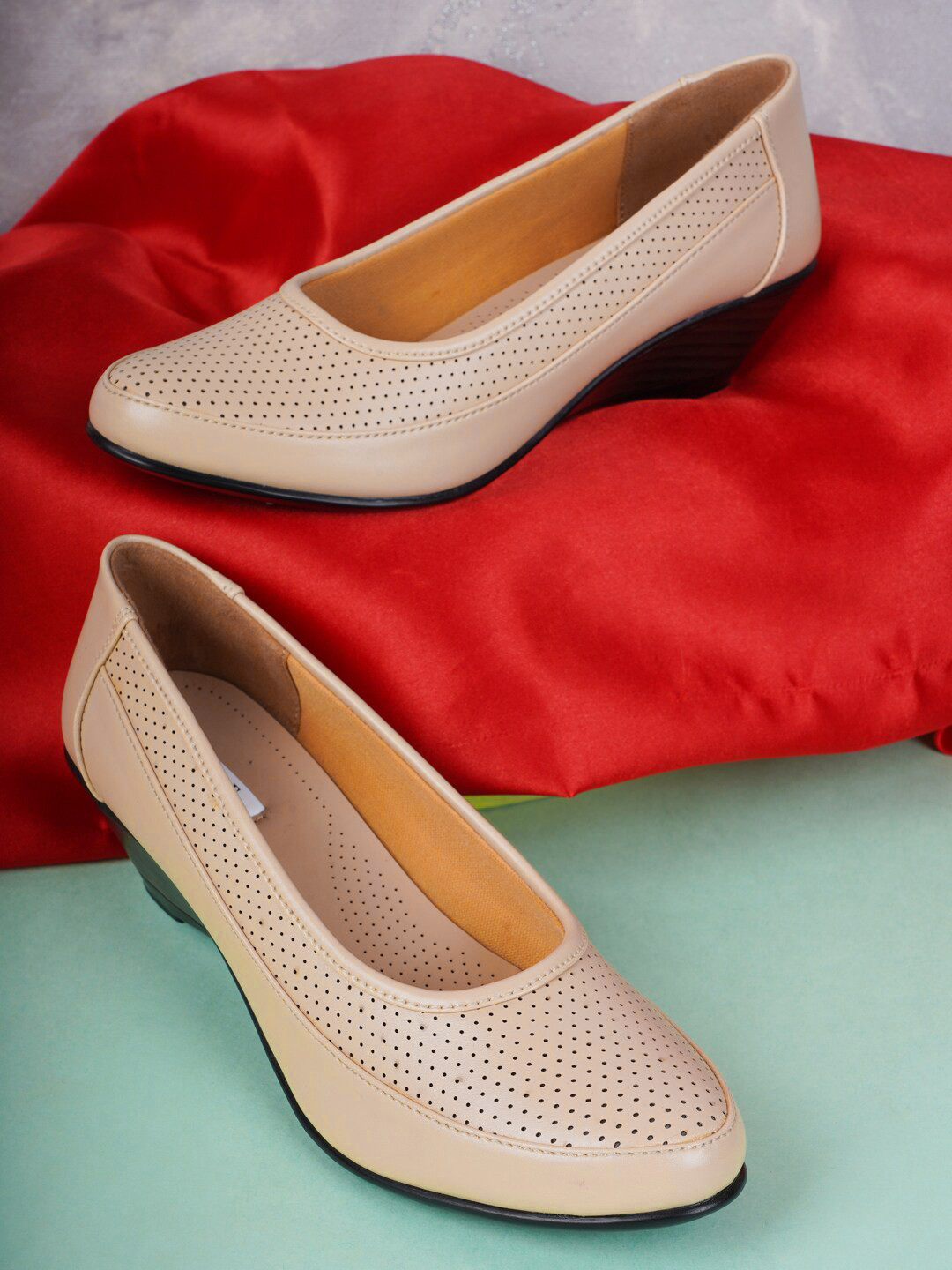 ELLE Women  Cream-Coloured Textured Wedge Pumps