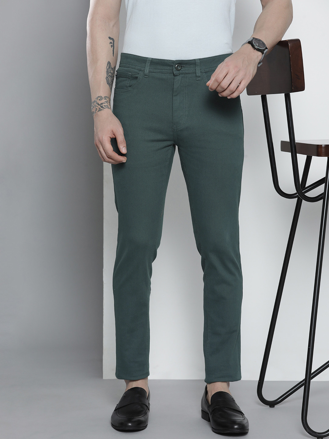 The Indian Garage Co Men Charcoal Grey Solid Chinos Trousers