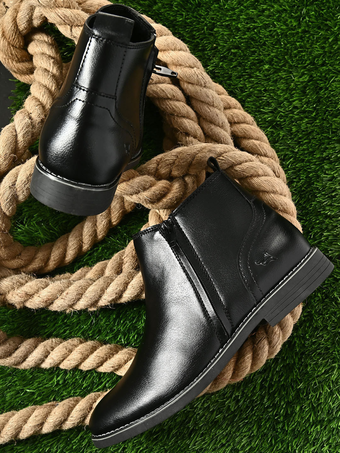 Fentacia Men Black Solid Chelsea Boots