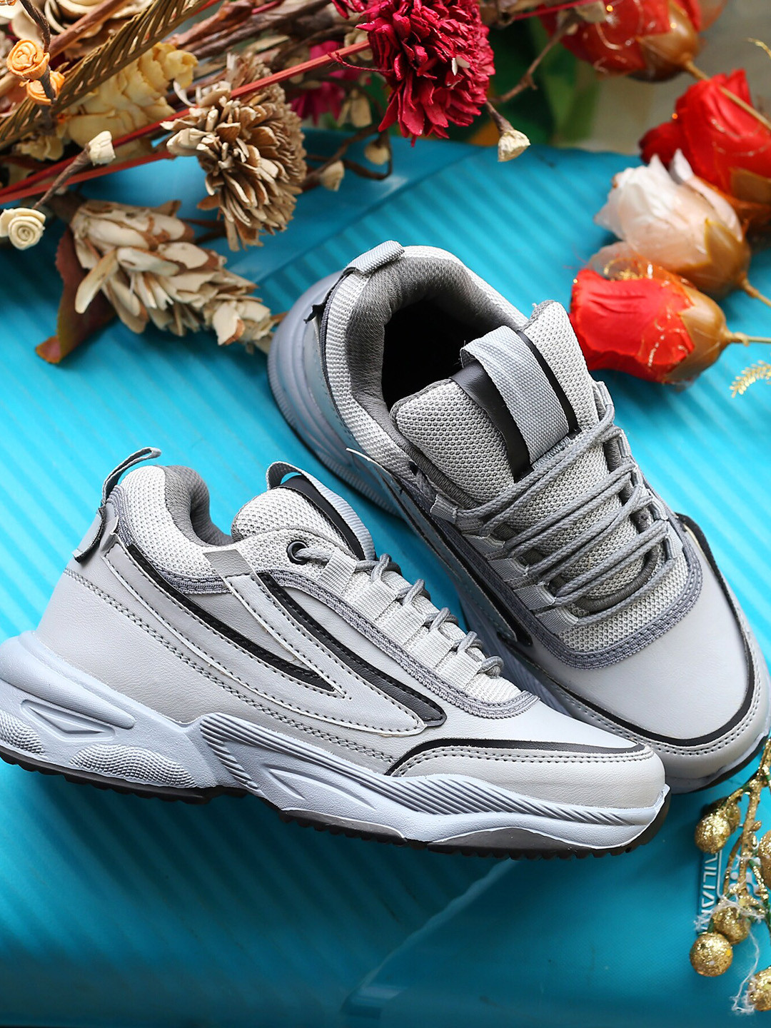 sneakers villa Women Grey Colourblocked Sneakers