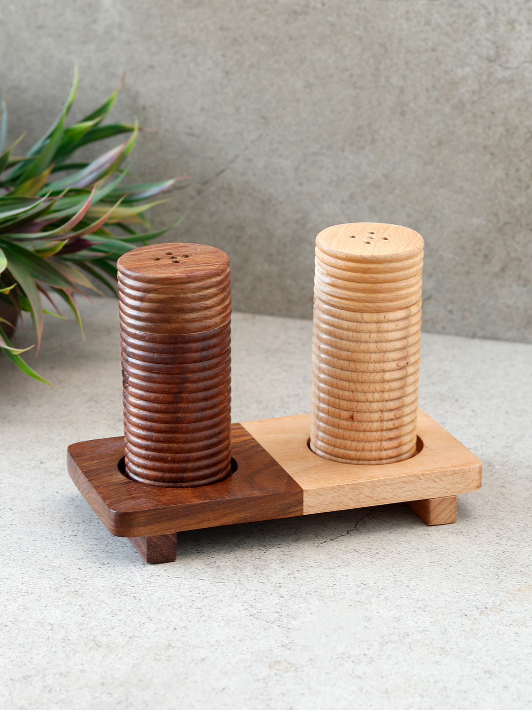 Unravel India Set of 2 Textured Wood Salt n Pepper Shaker With Tray
