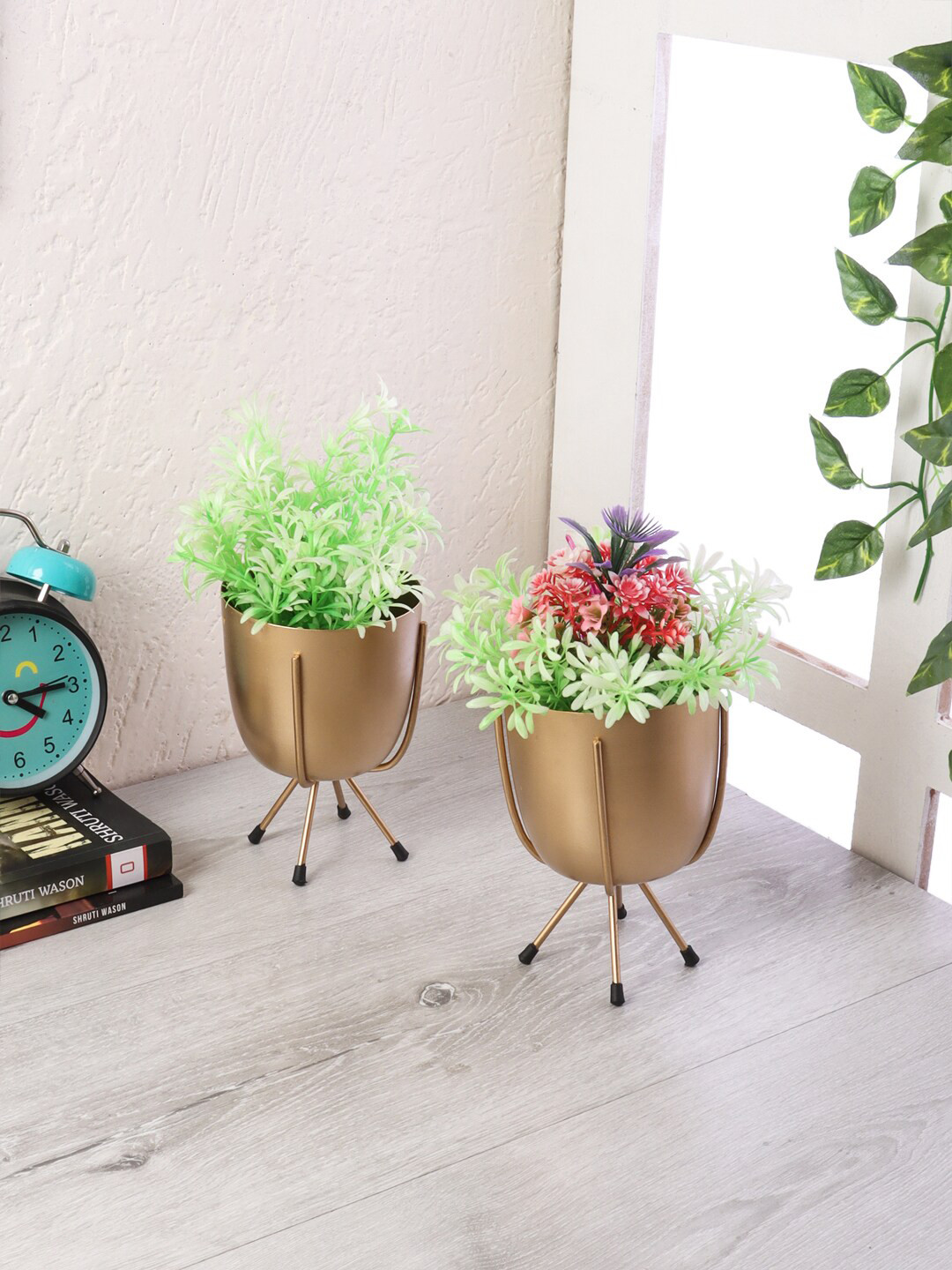 Amaya Decors Pack Of 2 Gold-Toned Solid Planters With Stand