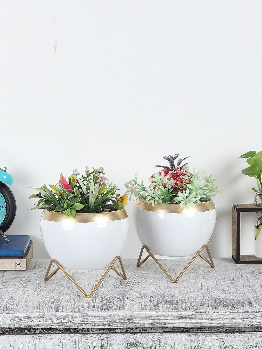 Amaya Decors Pack Of 2 Gold-Toned & White Solid Planters With Stand