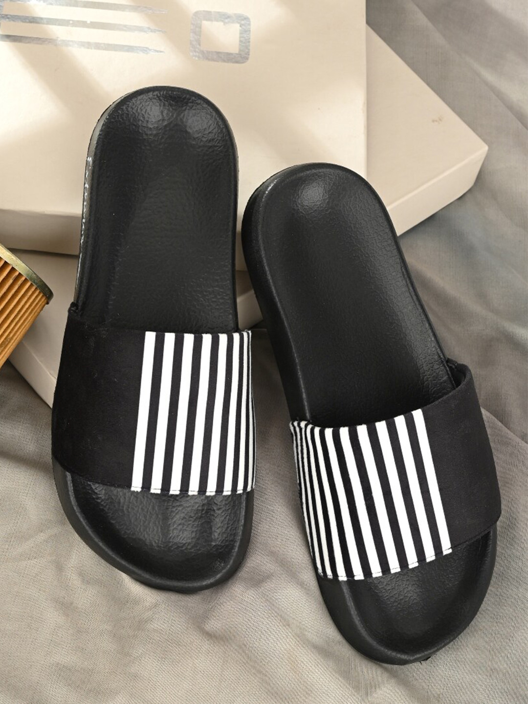 EXTRIMOS Men Black & White Printed Canvas Sliders