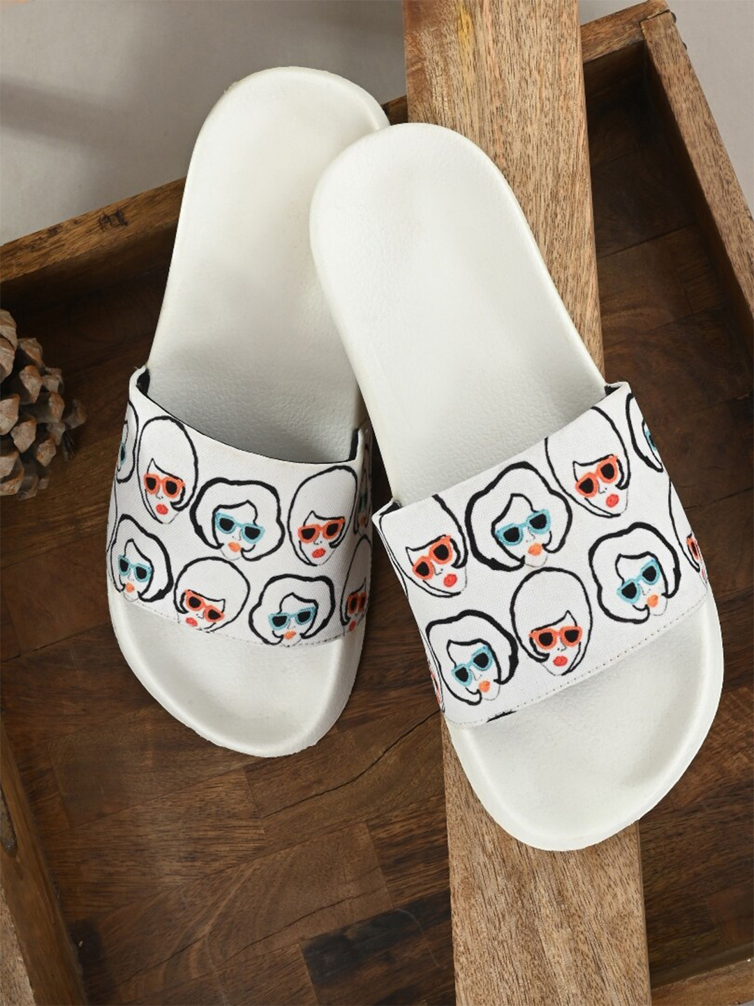 EXTRIMOS Men White & Red Printed Sliders