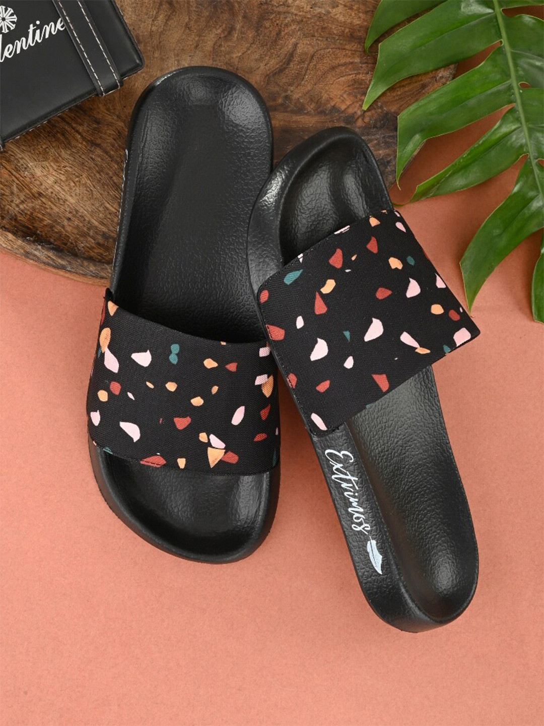 EXTRIMOS Men Black & Pink Printed Sliders
