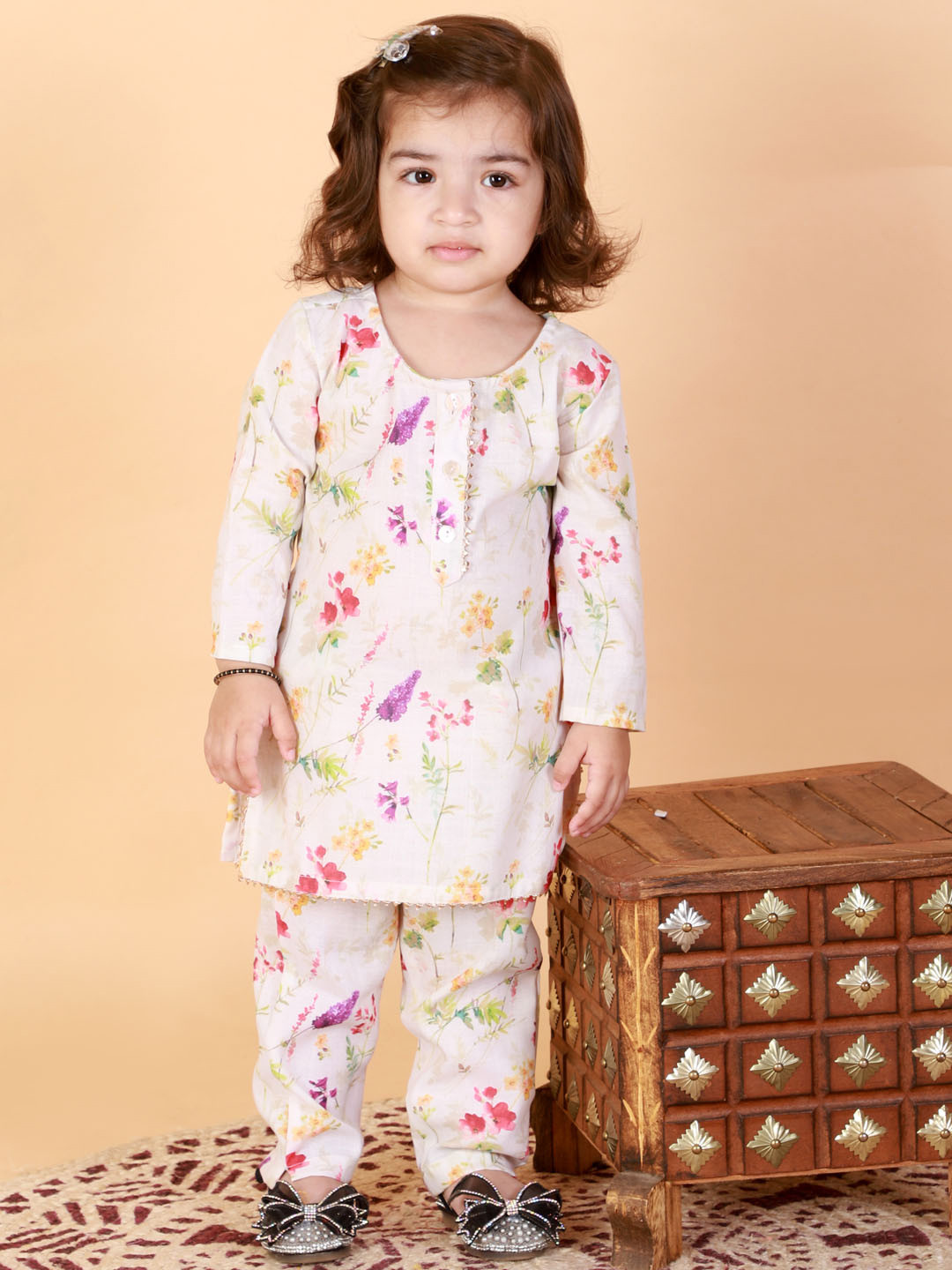 VASTRAMAY Girls Cream-Coloured Floral Linen Kurta with Pyjamas