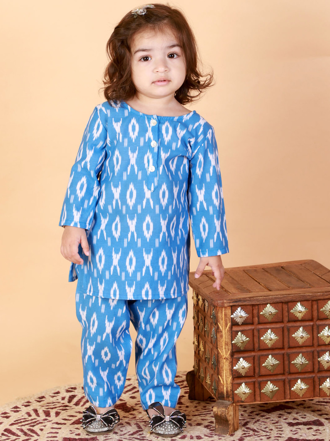 VASTRAMAY Girls Blue Ikat Linen Kurta with Trousers