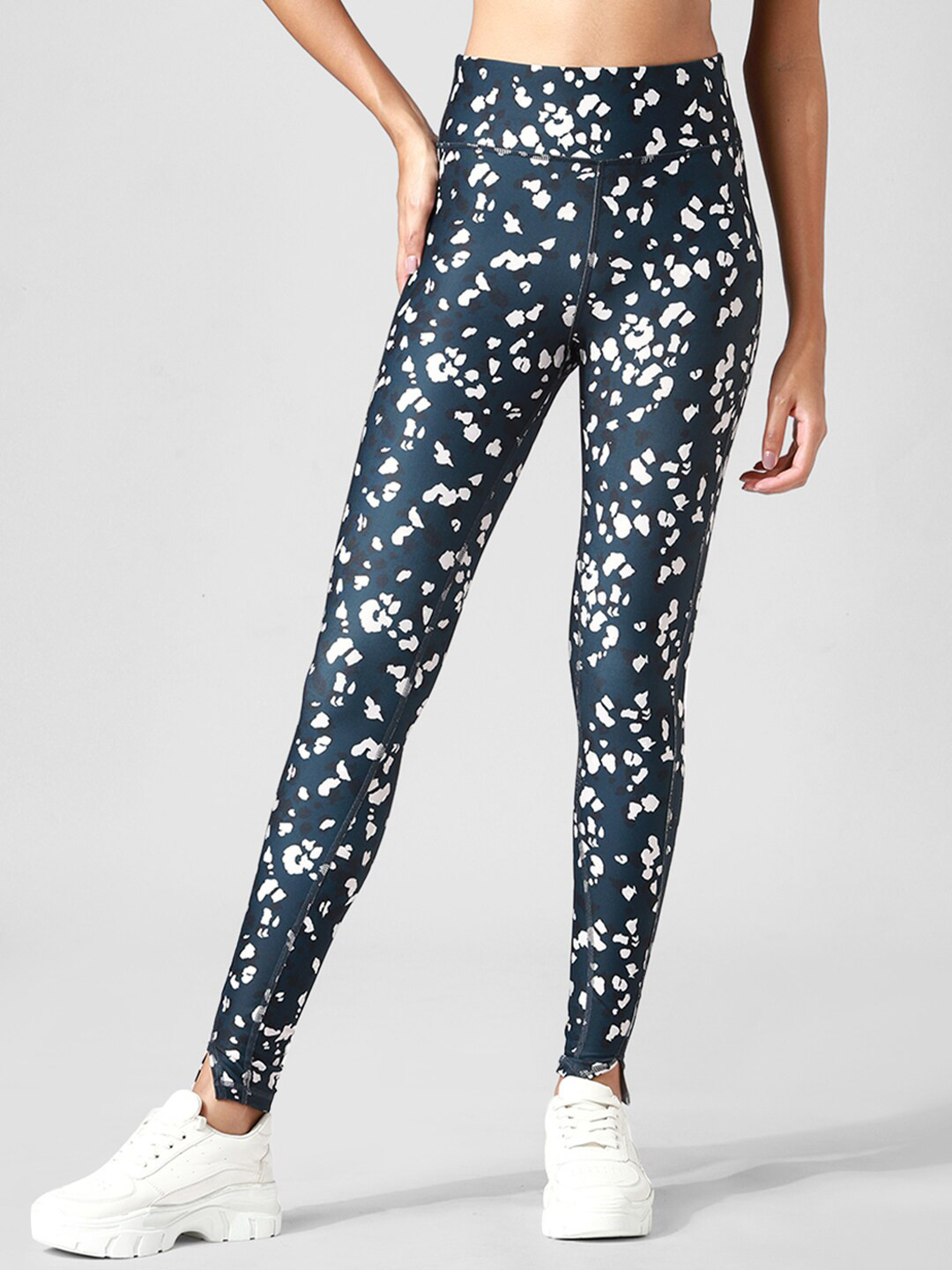 ONLY PLAY Women Blue & White Printed Onpbagge Aop Hw Train Tights