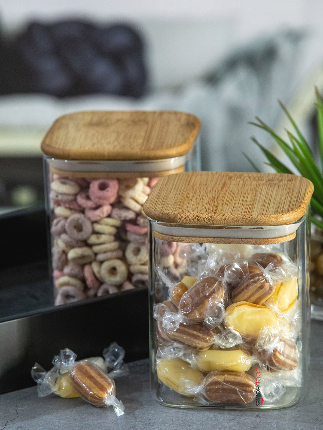 GOODHOMES Transparent Set Of 2 Glass Storage Jar With Wooden Lid 950 ml Each