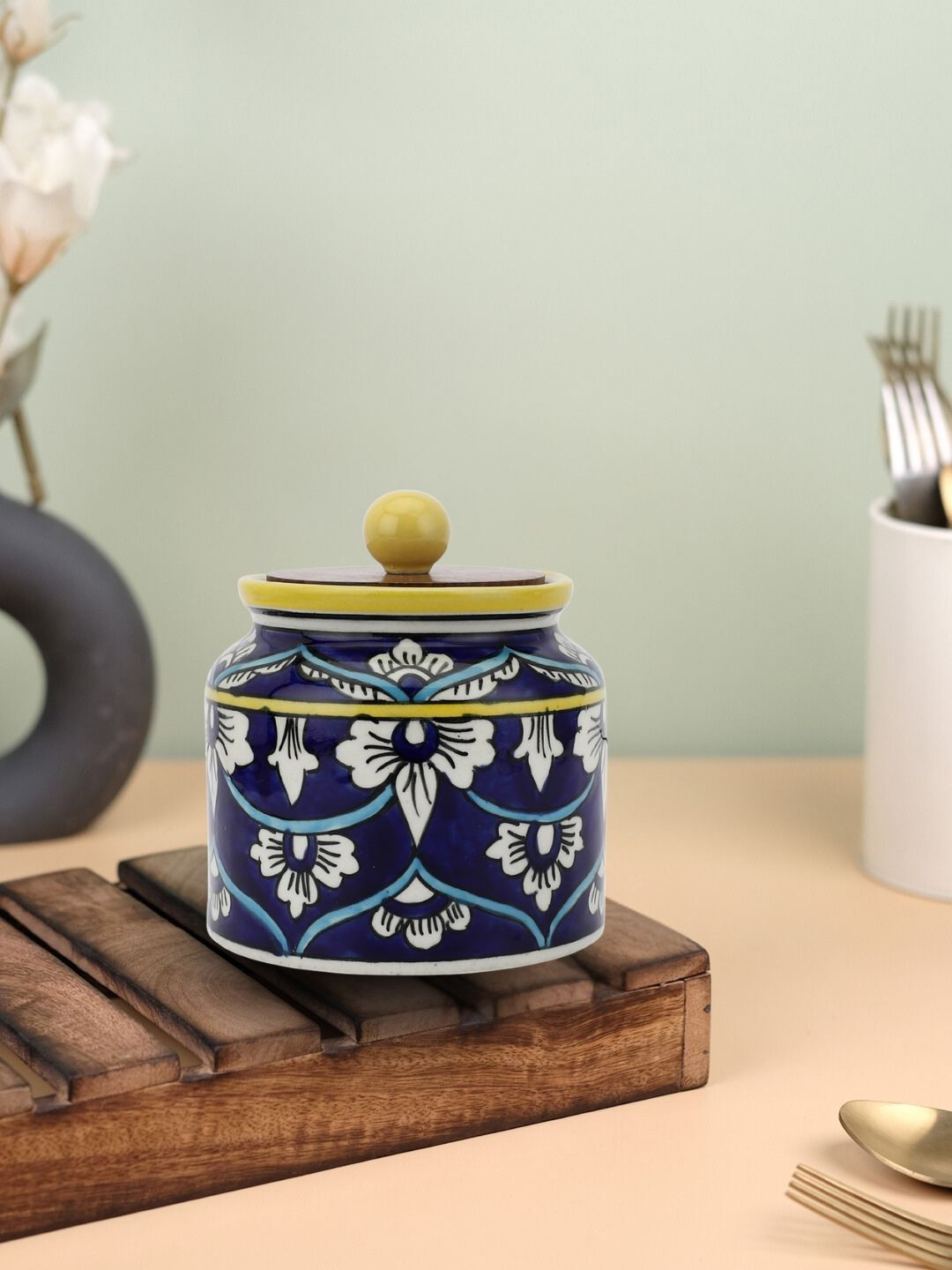 VarEesha Blue & White Floral Printed Cylindrical Ceramic Jar with Wooden Lid