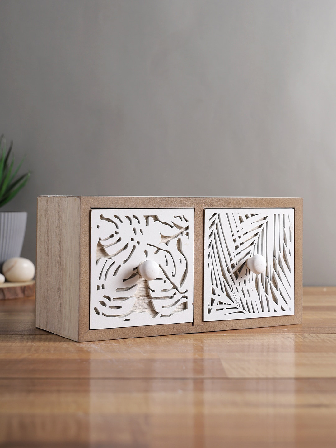 Aapno Rajasthan Beige & White Self-Design Wooden Jewellery Organiser