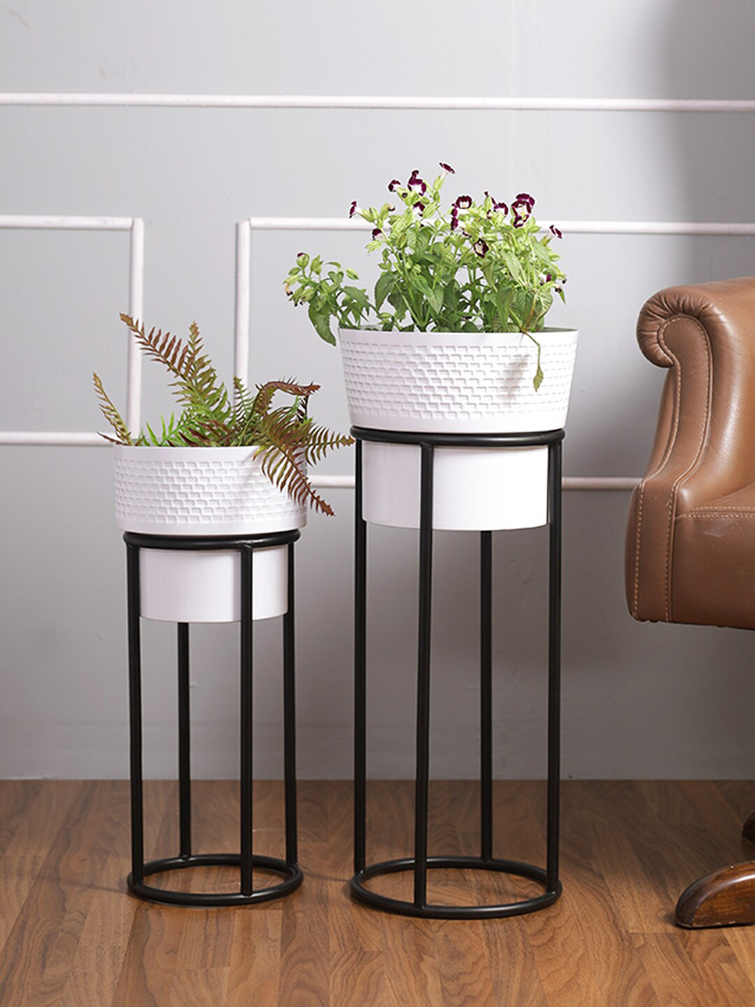 Aapno Rajasthan Set Of 2 Solid Ceramic Planters With Metal Stand