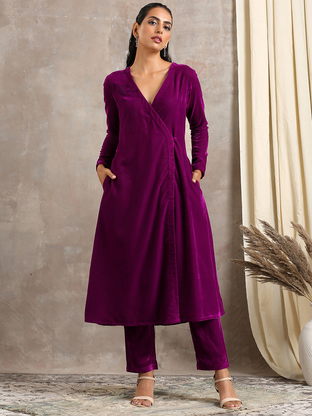 trueBrowns Women Violet V-Neck Long Sleeves Velvet Kurta