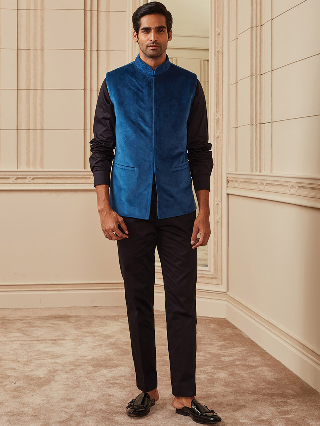 Tasva Men Collar Tone Embroidery Velvet Bundi