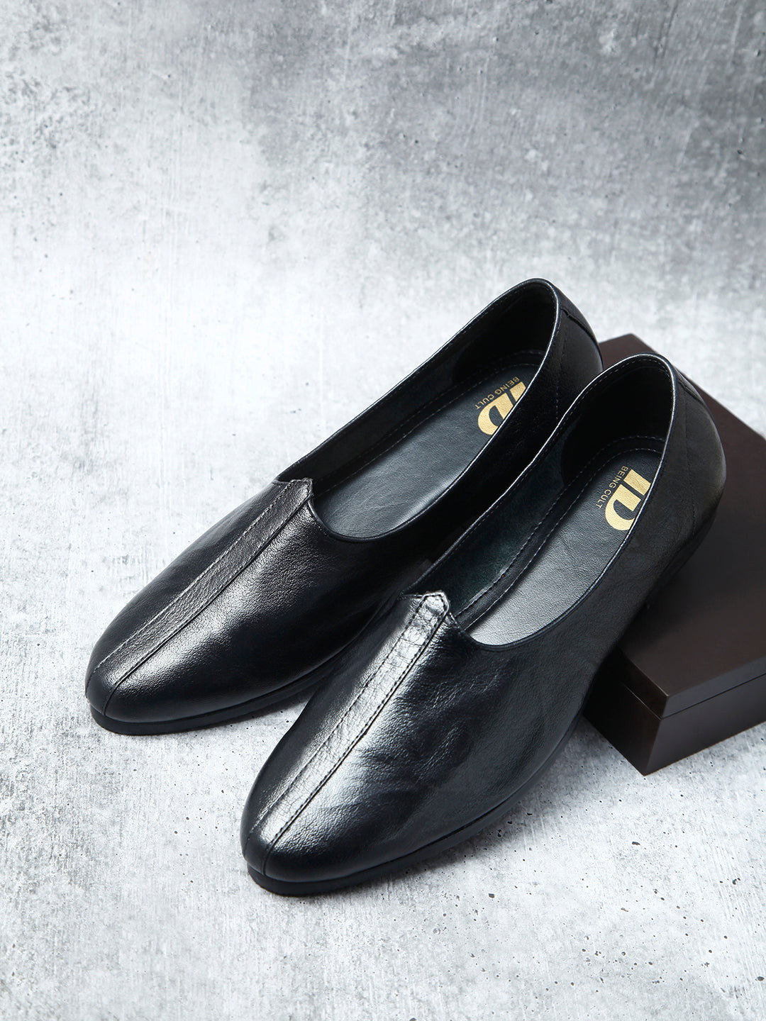 ID Men Textured Leather Loafers