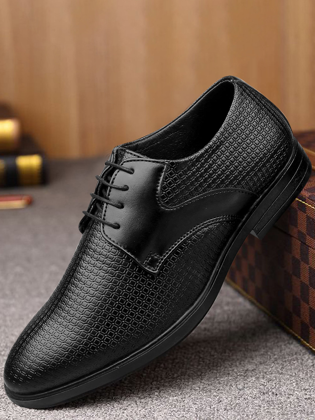 bacca bucci Men Black Textured Formal Derbys
