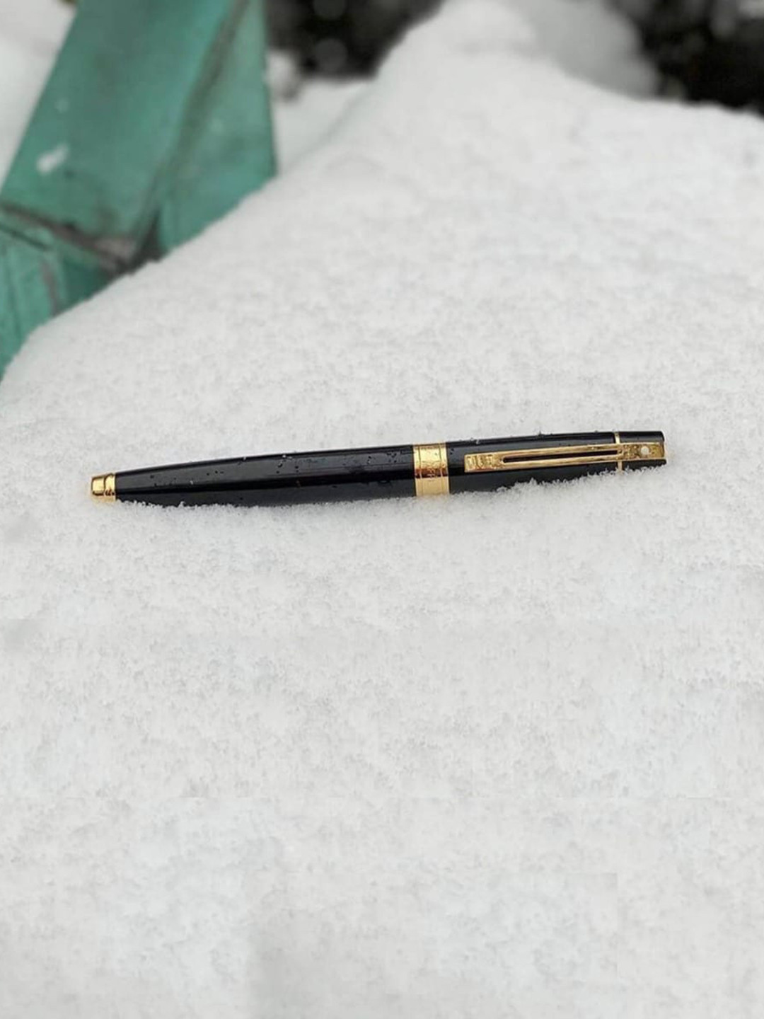 Sheaffer Black with Gold Toned Trim E9325 Gift300 Rollerball Pen