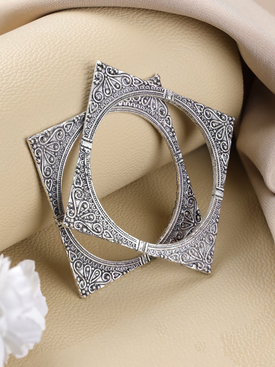 Jazz and Sizzle Woman Set of 2 Silver-Plated Oxidised Bangles