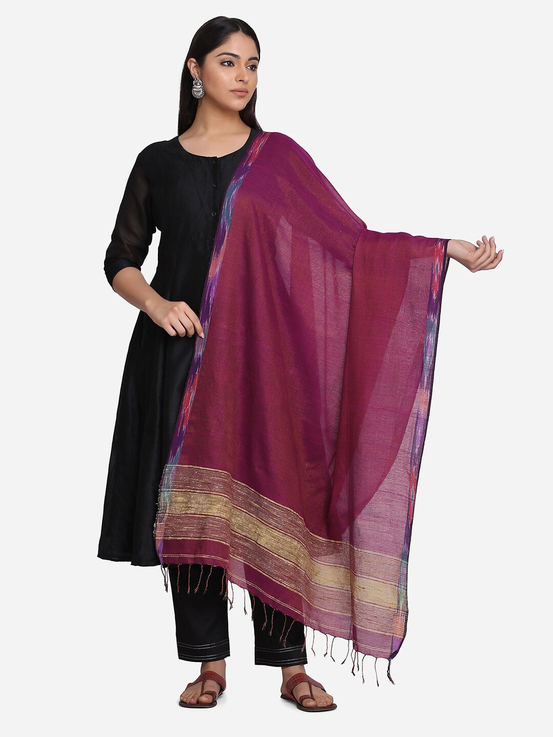 THE WEAVE TRAVELLER Magenta & Gold-Toned Solid Dupatta