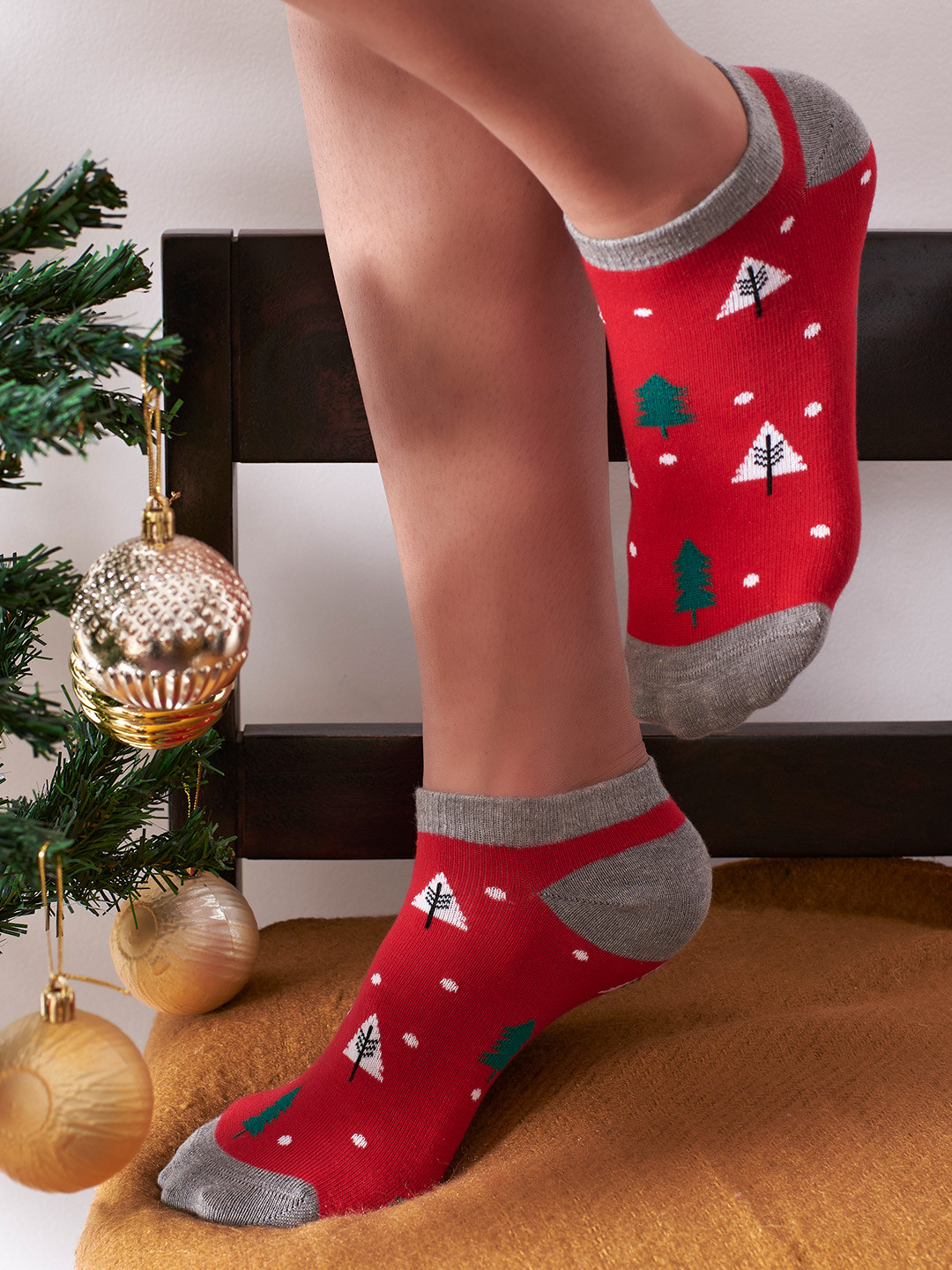 Mint & Oak Women Red & Grey Let it snow Ankle Length Socks