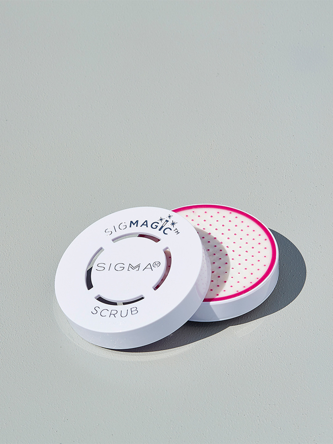 Sigma Beauty SigMagic Scrub - White