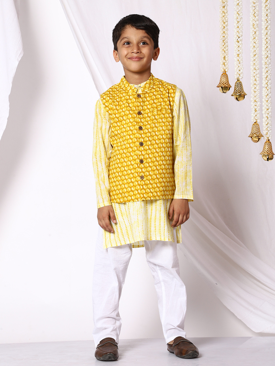 Ka-mee Boys Geometric Print Pure Cotton Kurta With Pyjama And Floral Print Jacket
