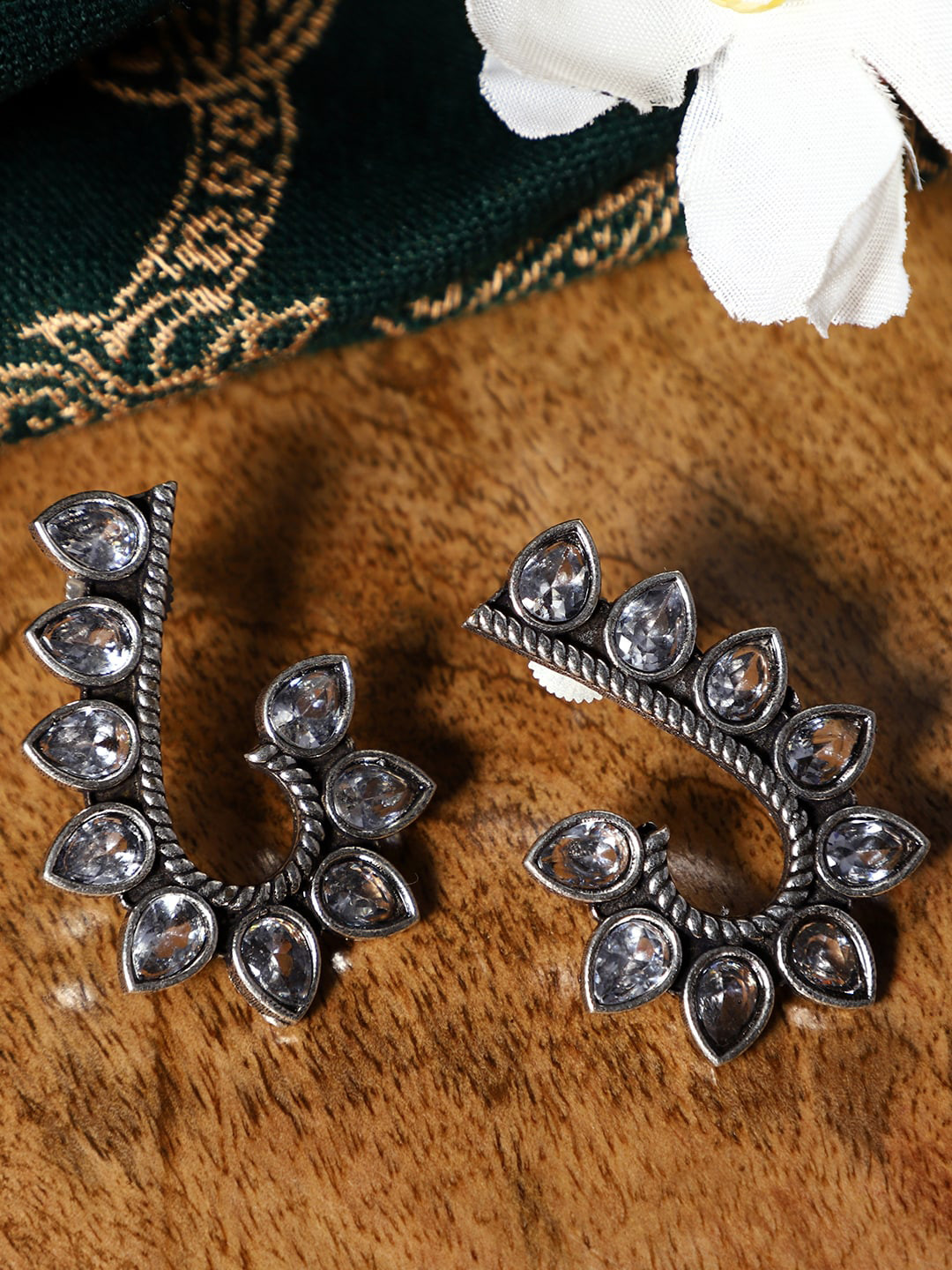 VENI Contemporary Stud Earrings