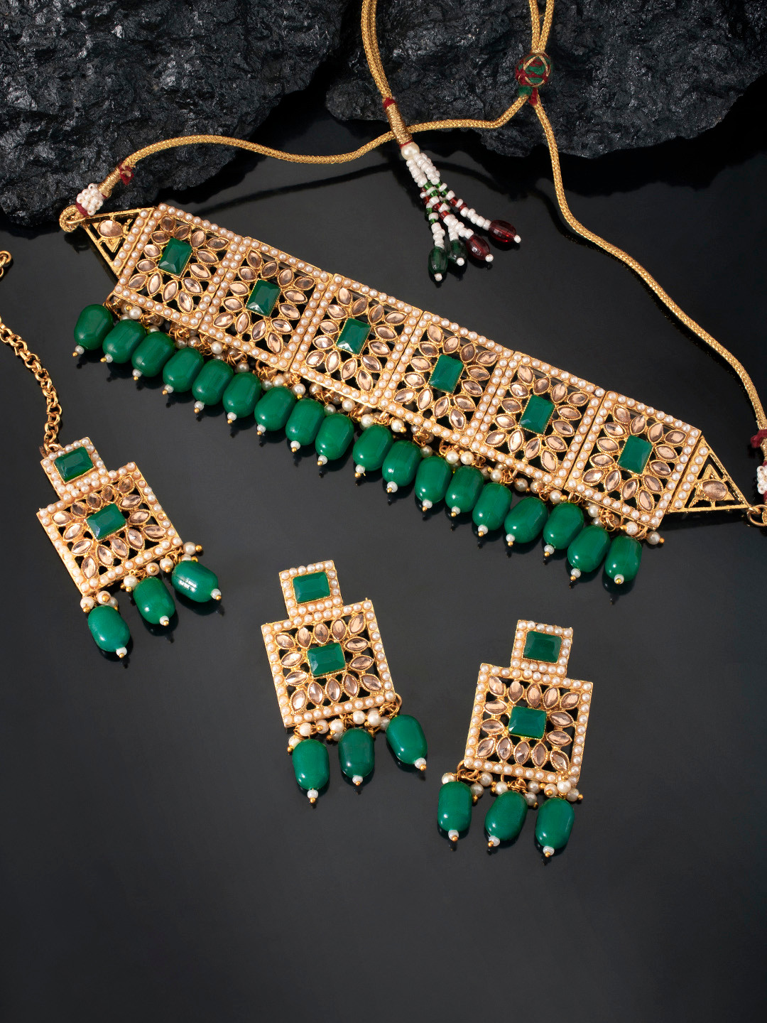 Peora Green & Gold-Plated Choker Necklace With Earings & Maang Tikka