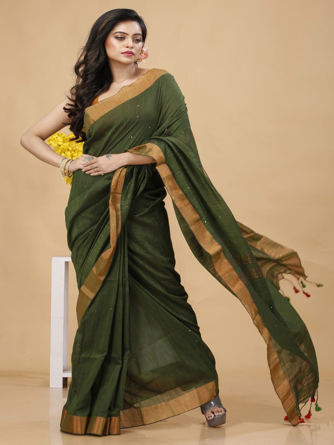 Bong ButiQ Women Embellished Embroidered Taant Saree With Zari Border