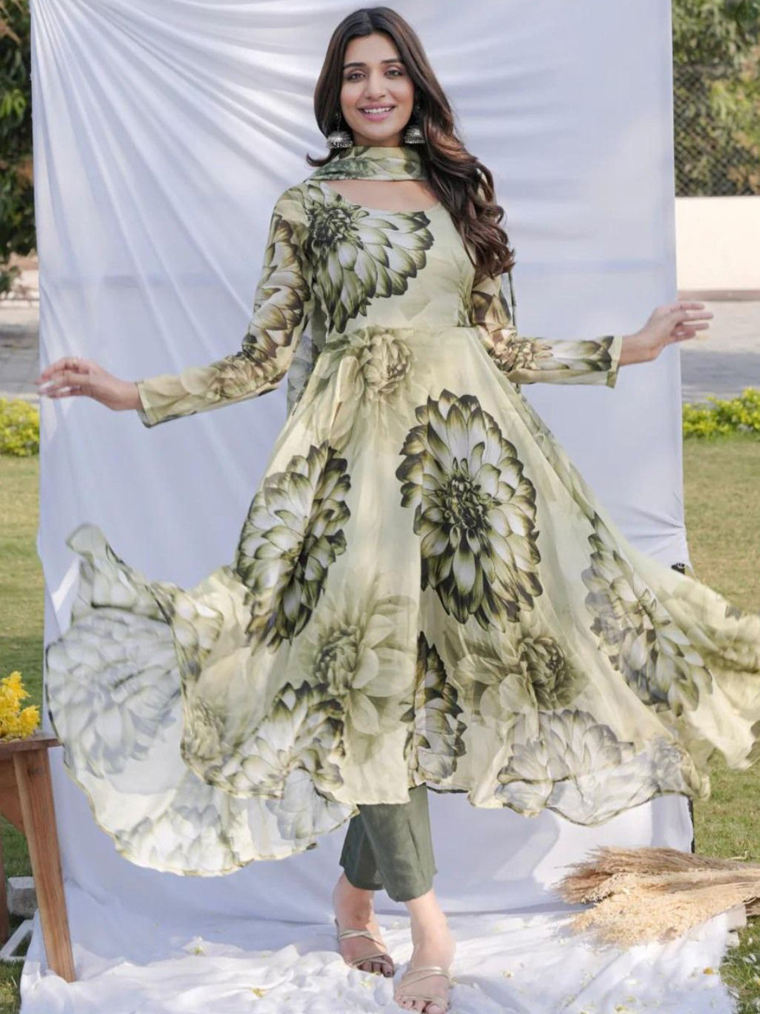 Emaira Women Floral Printed Regular Kurta with Trousers & With Dupatta