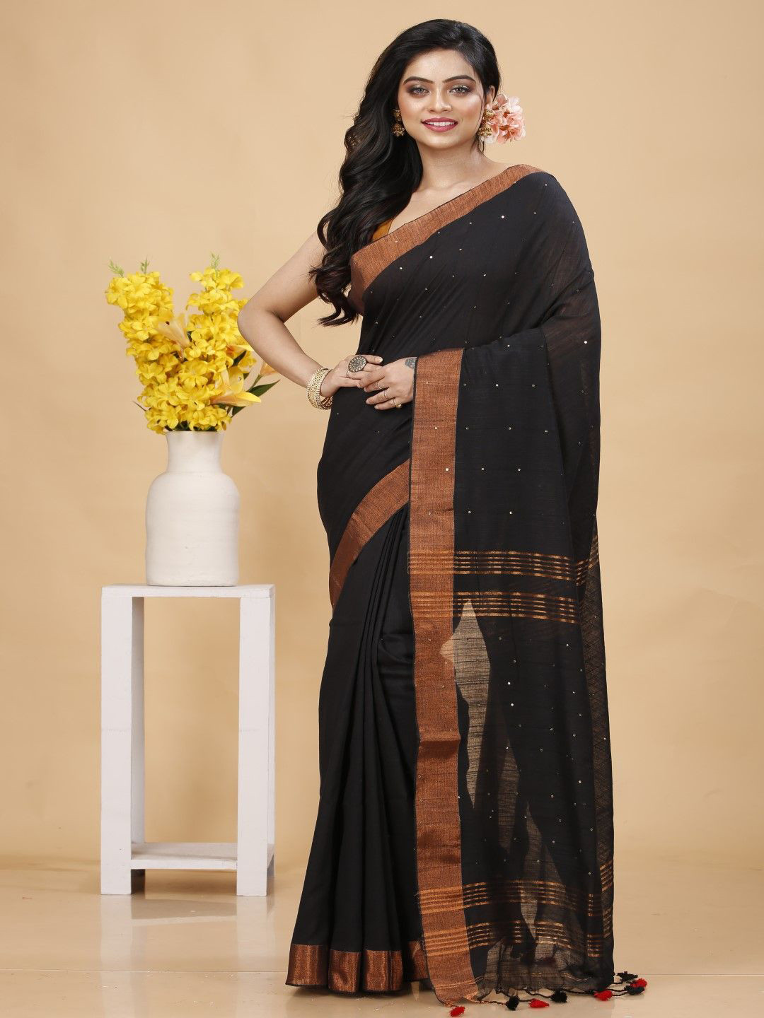 Bong ButiQ  Women Embellished Embroidered Taant Saree With  Zari Boarder