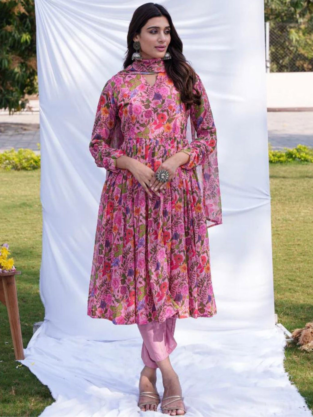 Emaira Women Floral Printed Regular Kurta with Trousers & With Dupatta