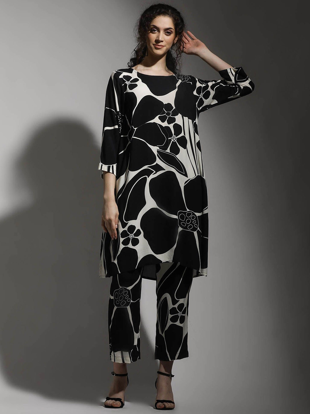 Dora Dori Floral Printed Relaxed Fit Straight Kurta With Trousers