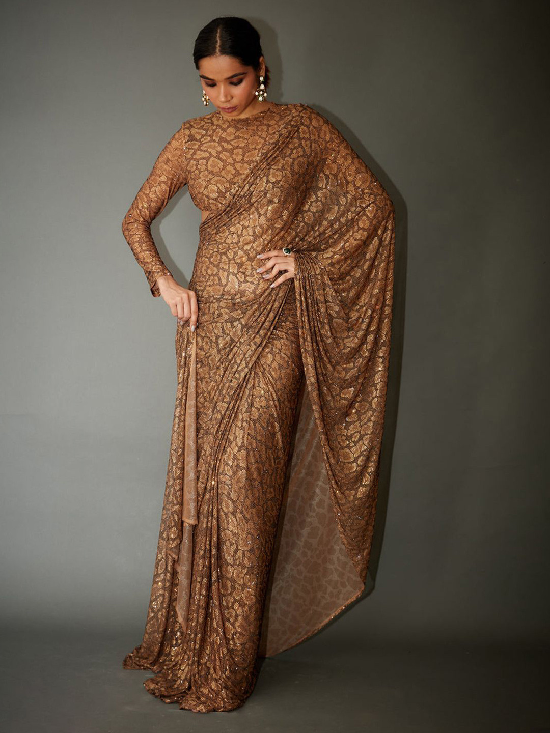 ITRH Women's Embellished Sequinned Net Party Wear Saree