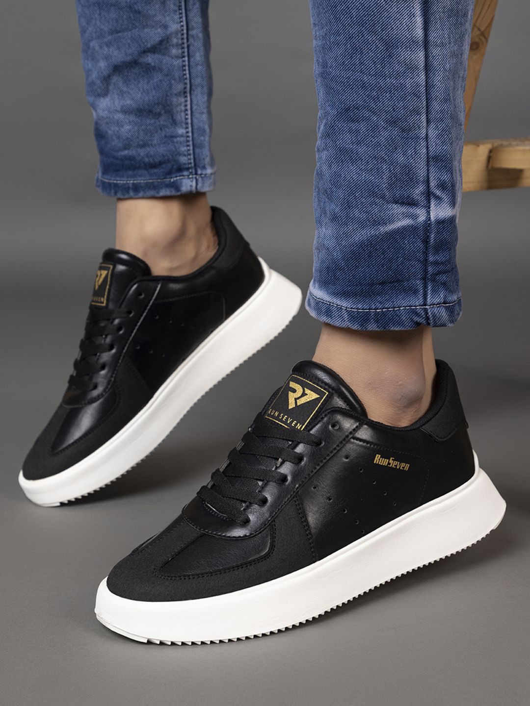 RUN SEVEN Men PU Walking Sneakers