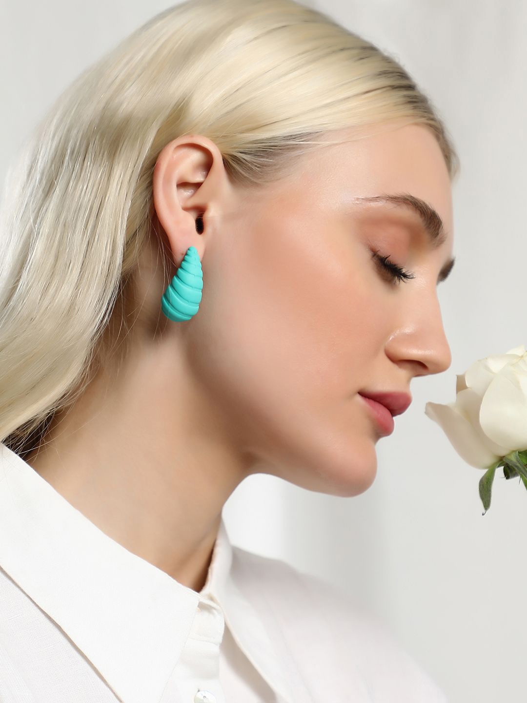 SOHI Shell Shape Studs