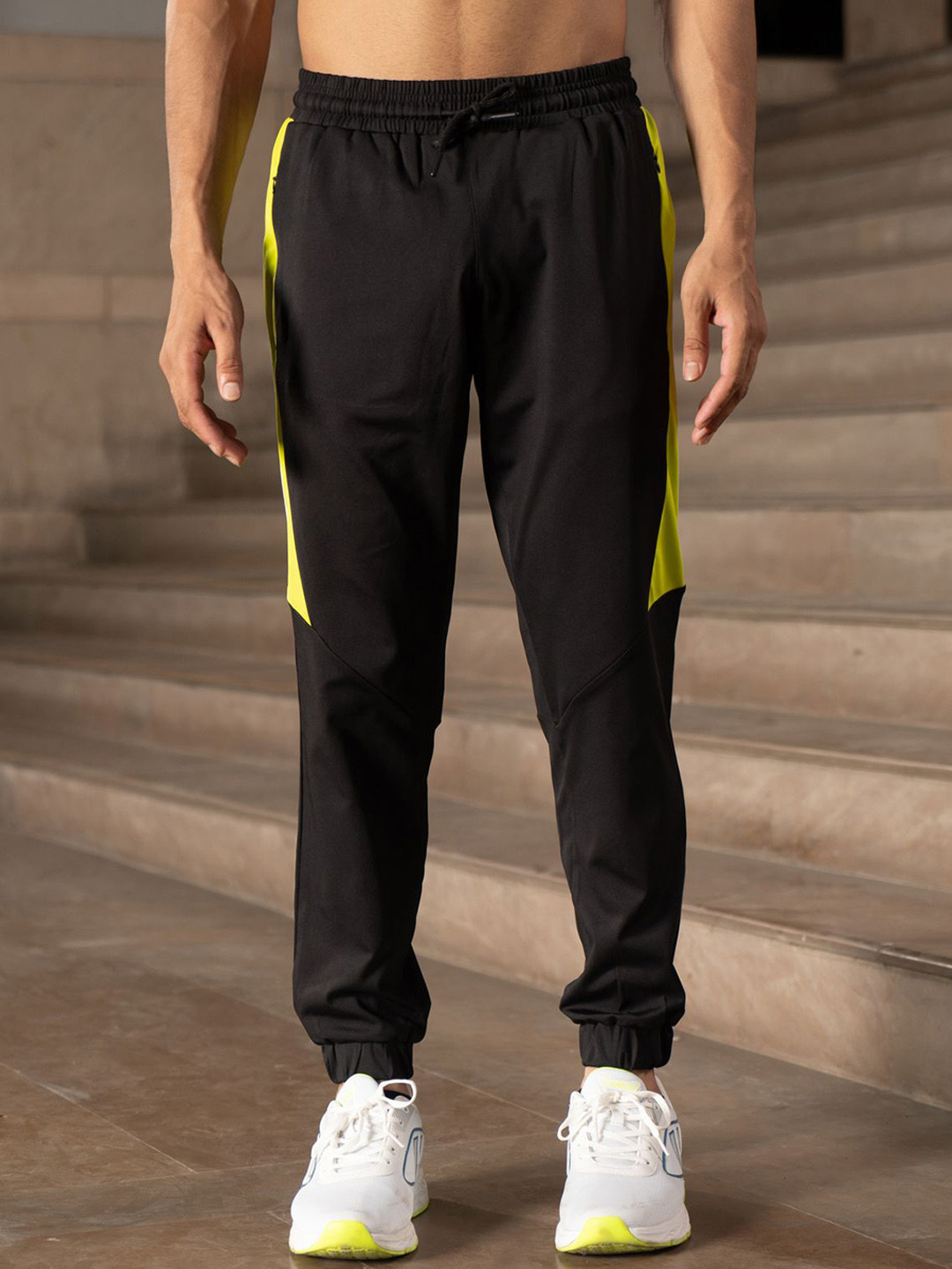 Fit Monkey Men Colourblocked Dry Fit Mid Rise Joggers